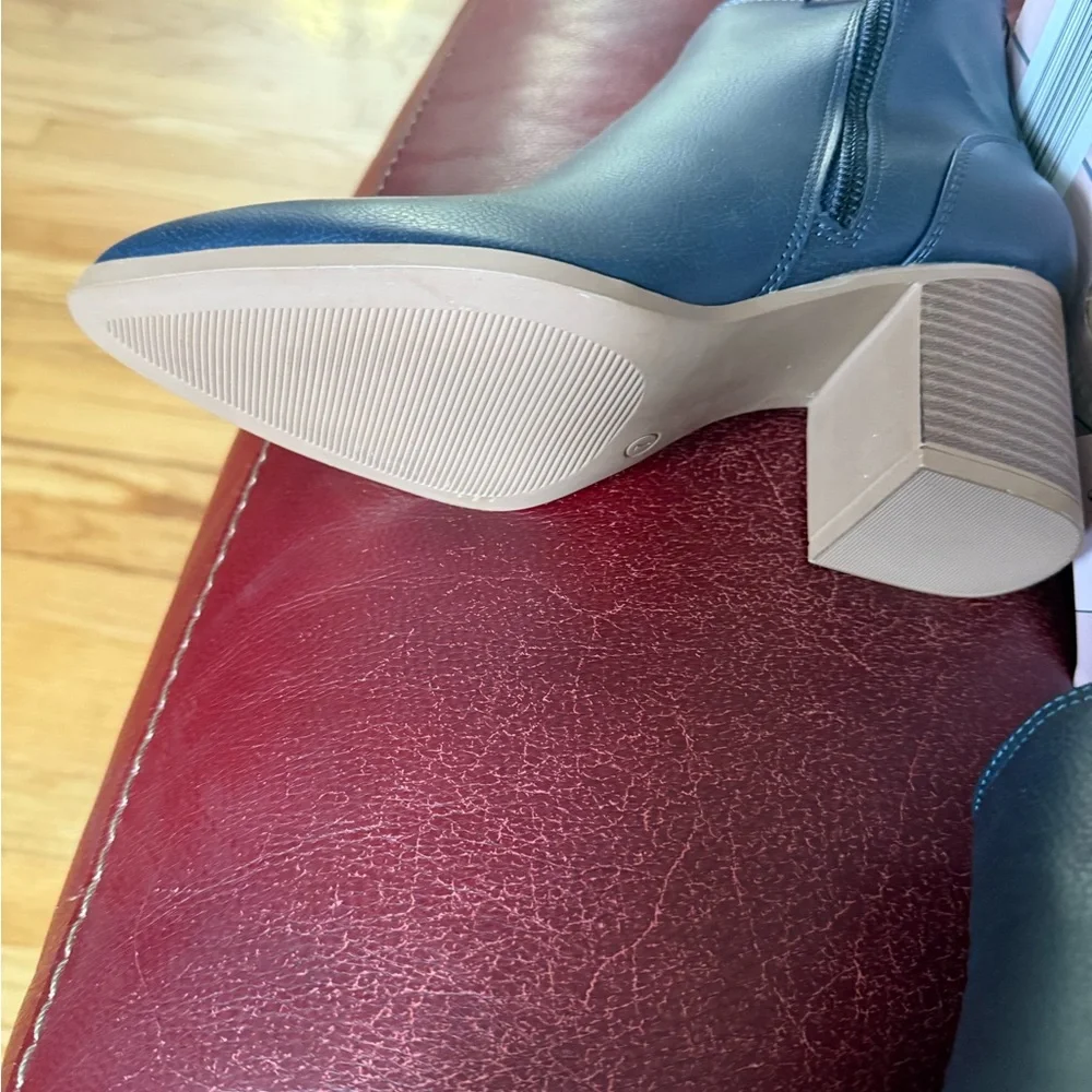 New women's 7 gray ankle boots